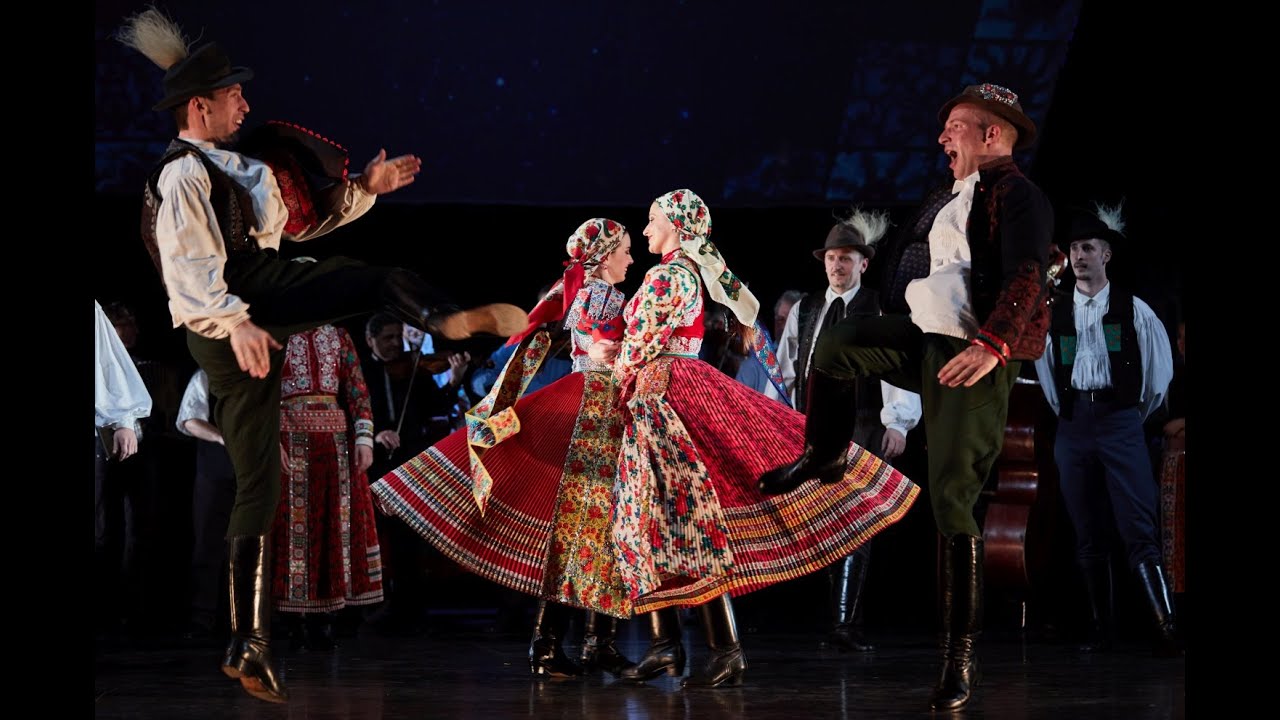 Népviseletbe öltözött táncosok színpadi előadása a Szerelemünk, Kalotaszeg című produkcióban.