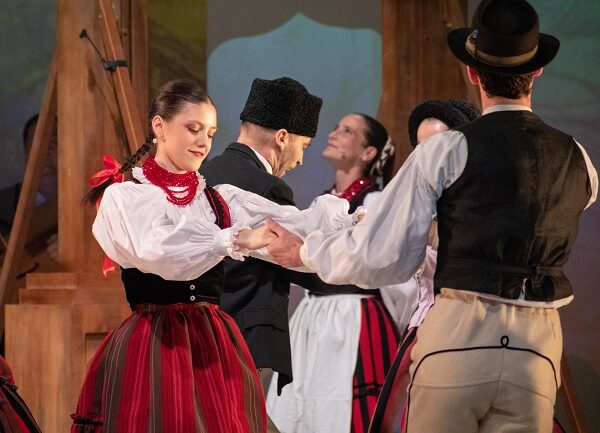 Székelykapu előadás, páros tánc népviseletben színpadon