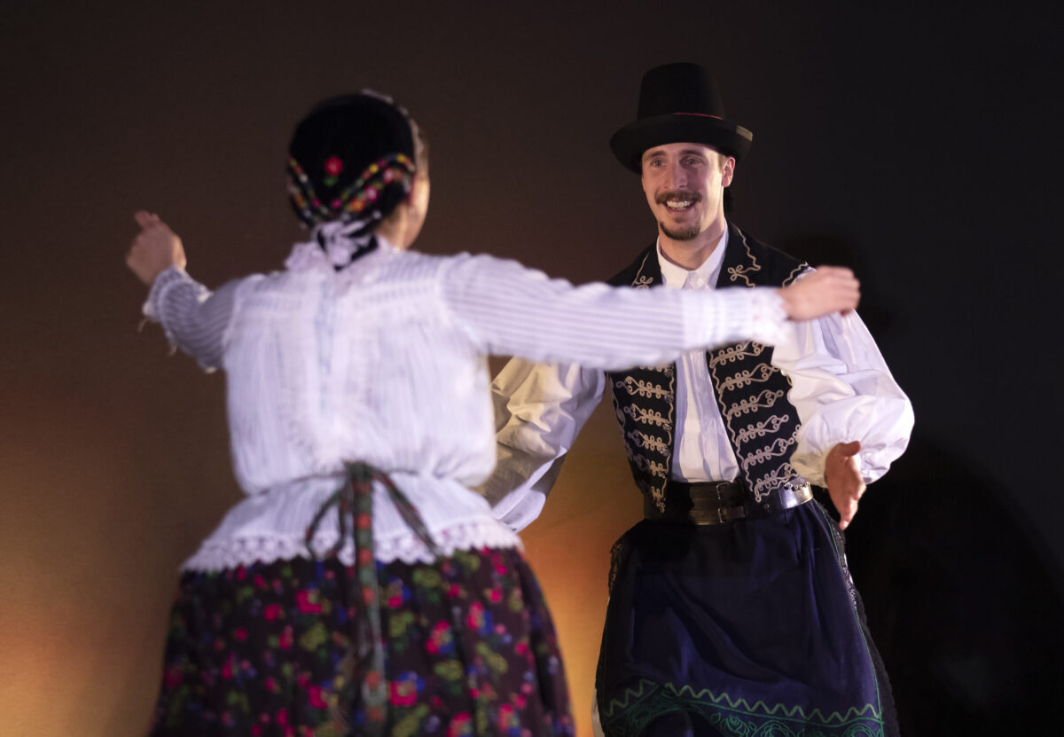 Zalakaros előadás, páros néptánc népviseletben