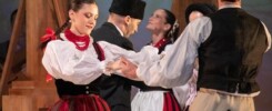 Székelykapu előadás, páros tánc népviseletben színpadon