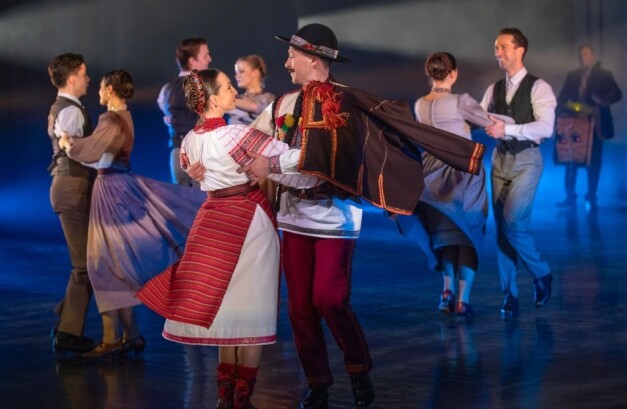 A partium előadásán táncolnak a színpadon az előadók autentikus öltözékben